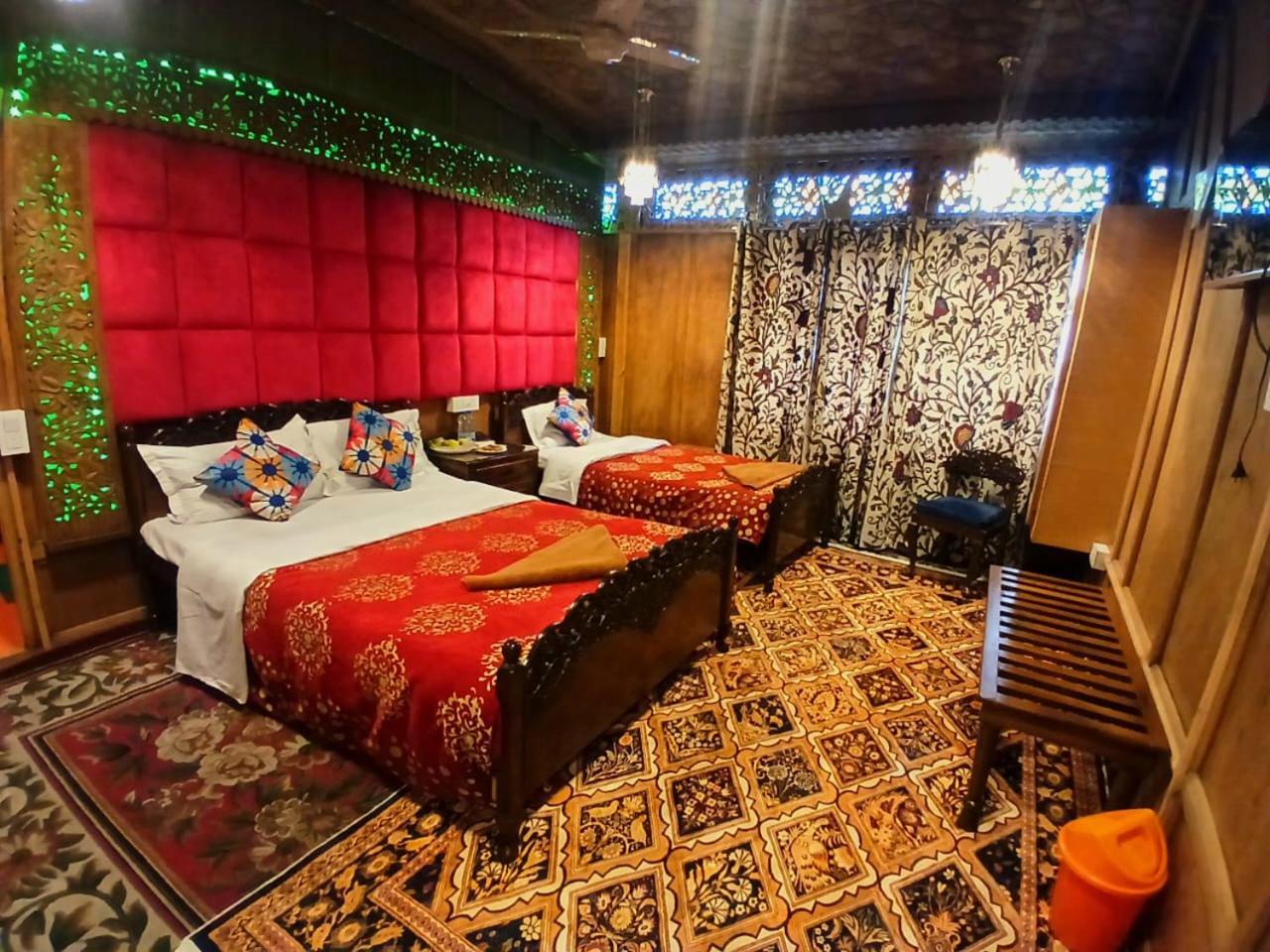 Отель Heritage Amina Group Of Houseboats Сринагар Экстерьер фото