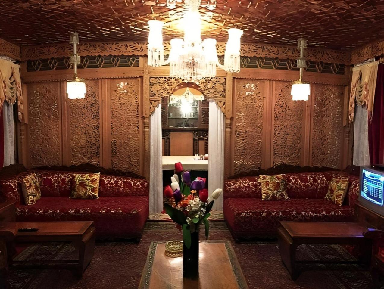 Отель Heritage Amina Group Of Houseboats Сринагар Экстерьер фото