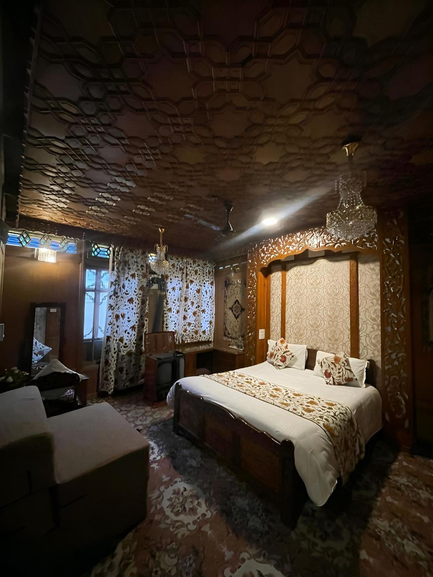 Отель Heritage Amina Group Of Houseboats Сринагар Экстерьер фото
