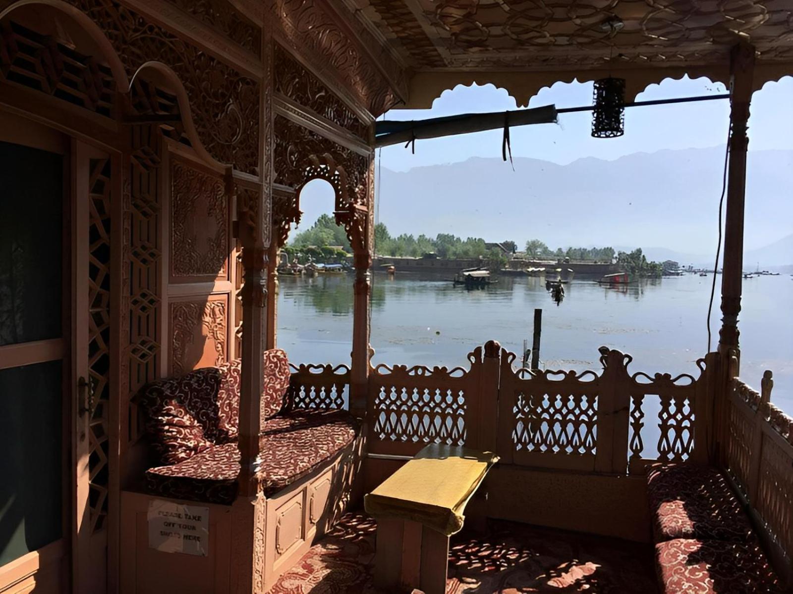 Отель Heritage Amina Group Of Houseboats Сринагар Экстерьер фото