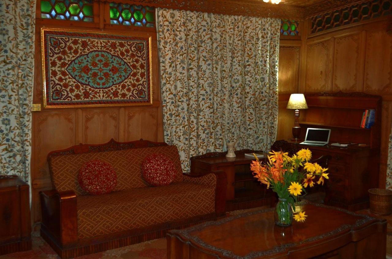 Отель Heritage Amina Group Of Houseboats Сринагар Экстерьер фото