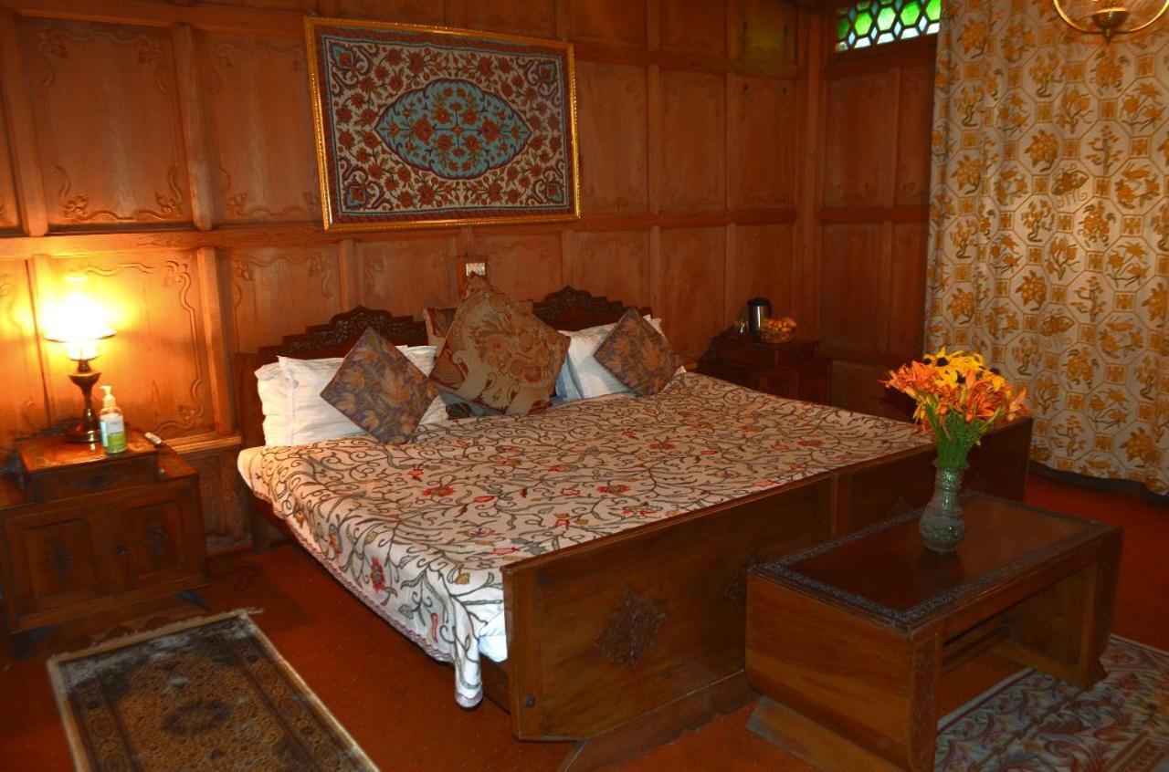 Отель Heritage Amina Group Of Houseboats Сринагар Экстерьер фото