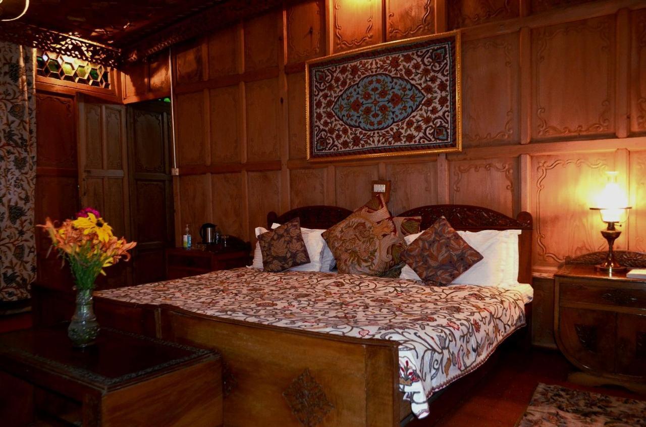 Отель Heritage Amina Group Of Houseboats Сринагар Экстерьер фото