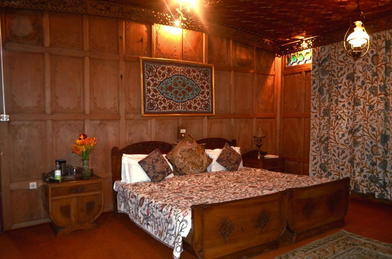 Отель Heritage Amina Group Of Houseboats Сринагар Экстерьер фото