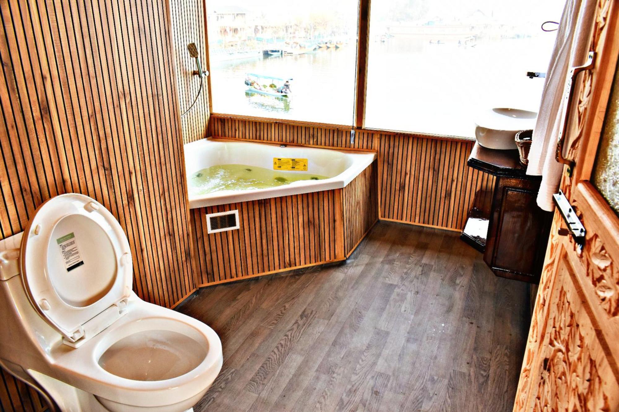 Отель Heritage Amina Group Of Houseboats Сринагар Экстерьер фото