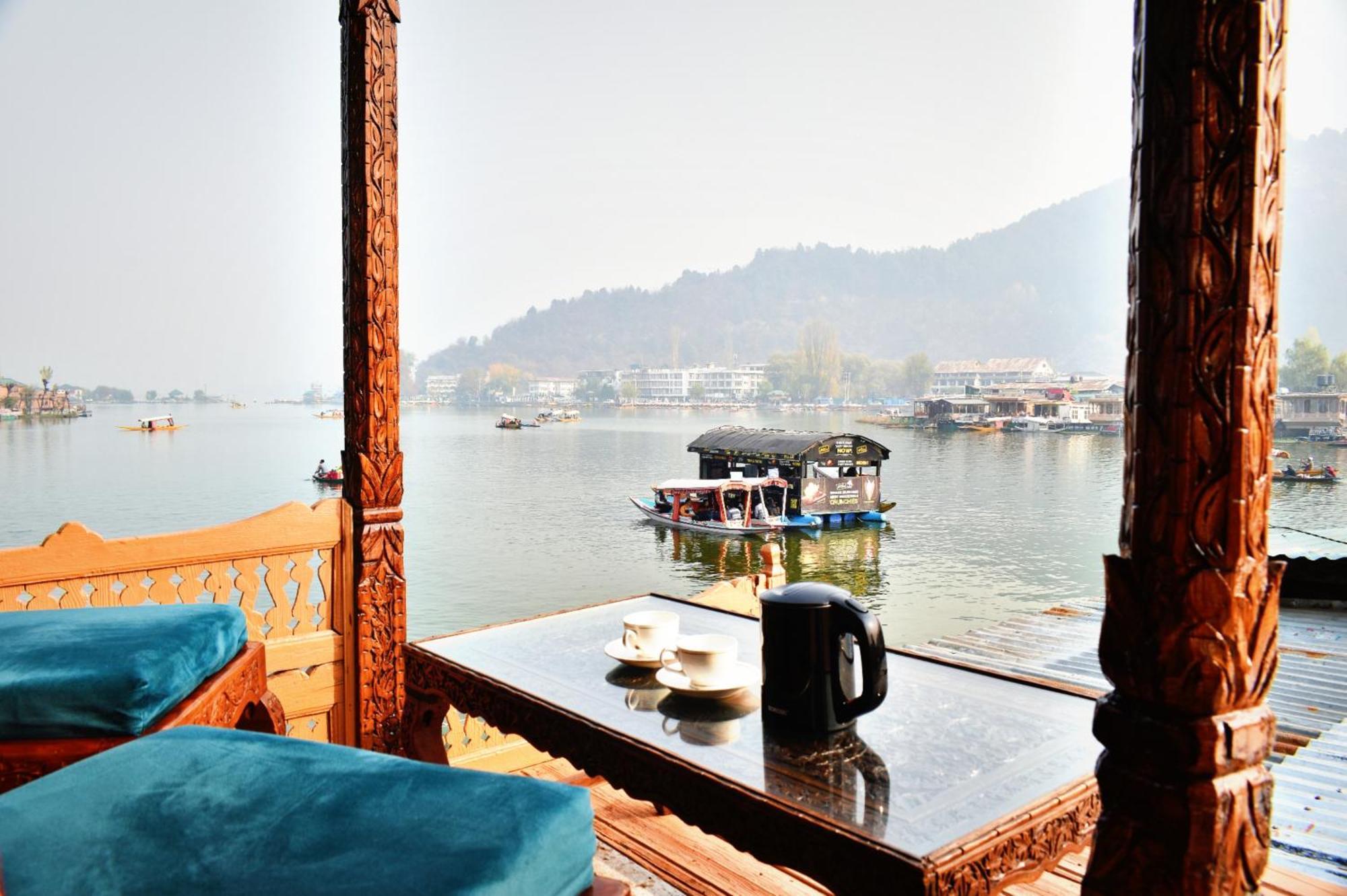Отель Heritage Amina Group Of Houseboats Сринагар Экстерьер фото