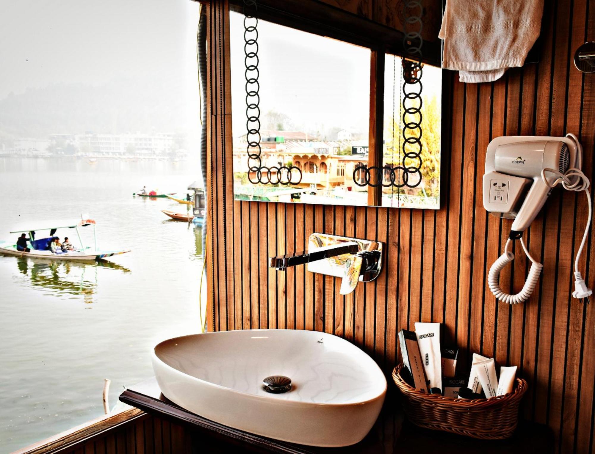 Отель Heritage Amina Group Of Houseboats Сринагар Экстерьер фото